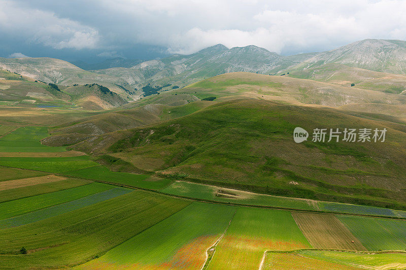 诺尔恰Castelluccio di Norcia(意大利)，绿色山丘上的村庄